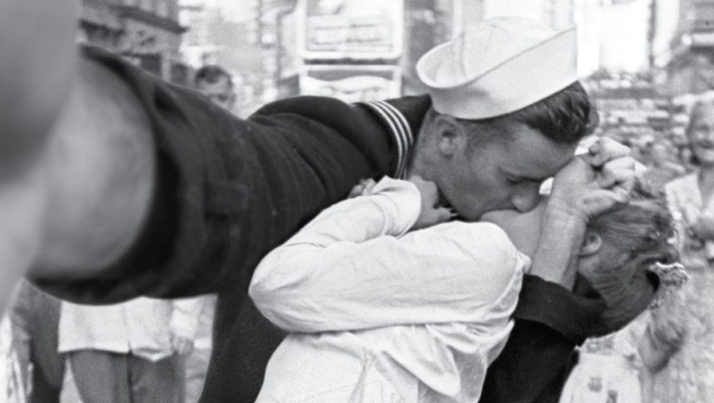 Imagen en blanco y negro. Recreación de la foto de Alfred Eisenstaedt de un marinero besando a una enfermera tras finalizar la Segunda Guerra Mundial. 